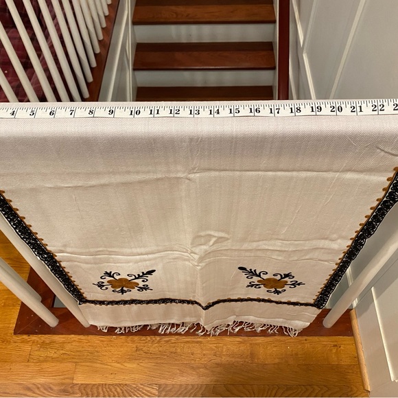 Afghan wool shawl cream-white fabric, hand stitched gold and black embroidery. - Picture 8 of 8